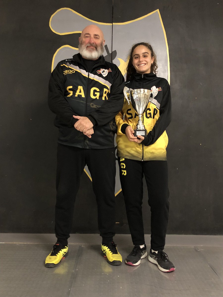 Por fin tenemos la foto con la ganadora del TNRM15 del pasado fin de semana en Madrid,junto a nuestro Maestro de Armas, tras presentar en el club el fantástico trofeo de una prueba impecable, en la que no perdió ni un asalto. Enhorabuena Eva! Enhorabuena Maestro!!! #soydelasala