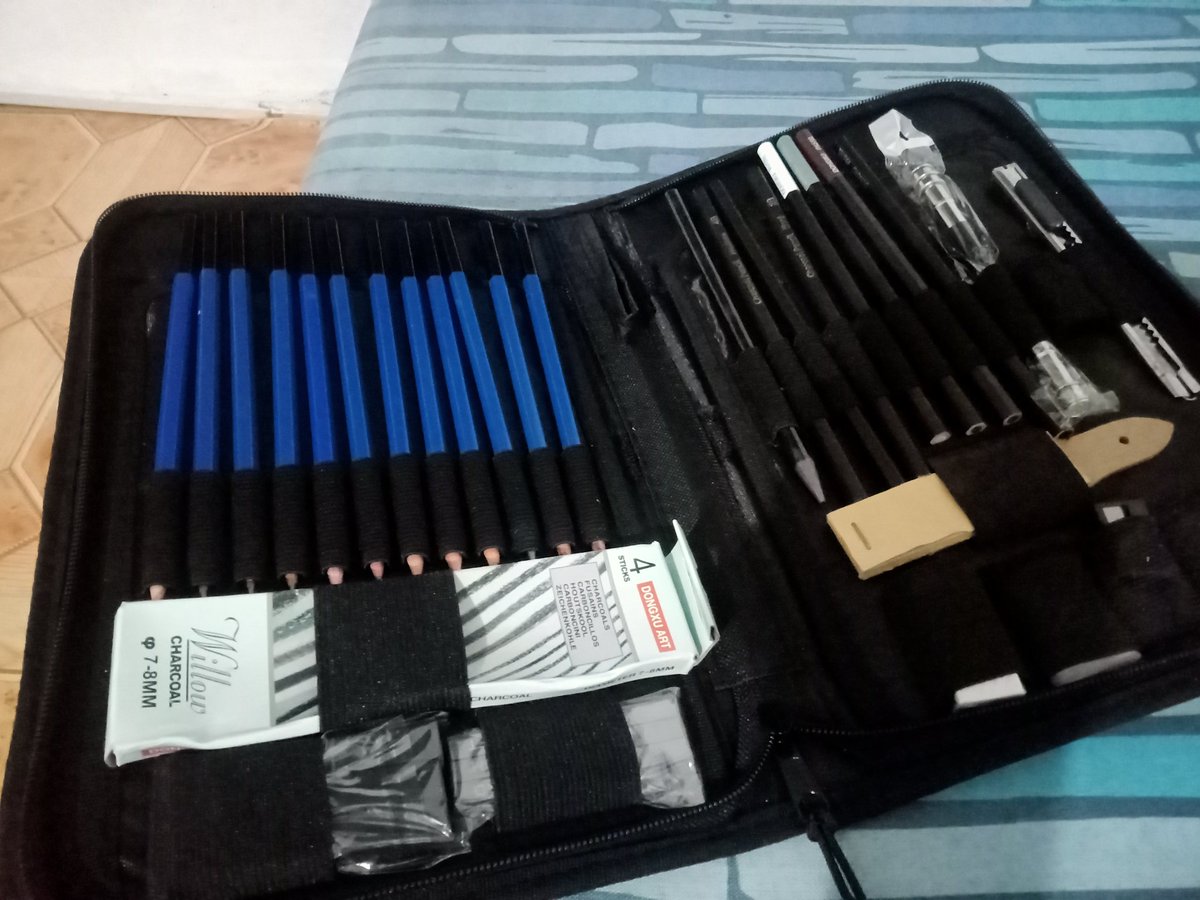 Creationfterror's tweet photo. Omggg thanks to myy auntt she gave me this set of pen and I'm so gladdd... I now able to use this for my drawings😝 https://t.co/6ANuHExG6q