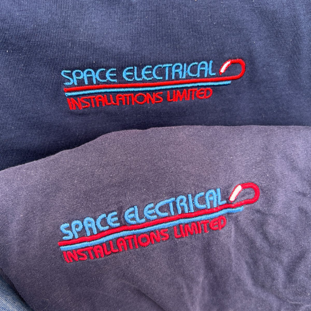 KnockoutPrint's tweet image. Like your workwear branded? Of course you do! Did you know? In most instances we can recreate your logo if you no longer have it as a vector file, as in this example, older garment at the bottom, new one at the top.  #knockoutmerchandise #branded #workwear #embroidery