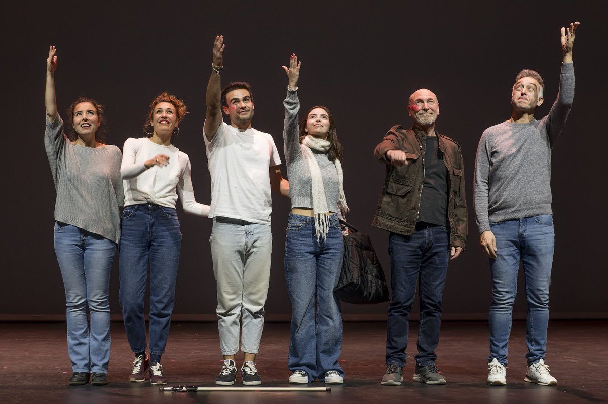 caballero_twit's tweet photo. Ara fa una setmana presentavem #ÈDIPX
📸 @Tassiotwiter
@carla_pascual_ #raul_ferrando #mariaalmudever #estelamartinez #alvarobaguena https://t.co/JyQRPRbGKA