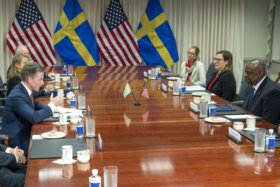 kattaB4's tweet photo. Se så stolt han är den lille Blinken Wannaben Pålson, vars högsta önskan måtte vara att se ut som en riktig Navy Seal. Har ni frågat folket era j-lar vad de tycker om att ställas under Amerikansk Lag!? https://t.co/rfeBAspqmL
