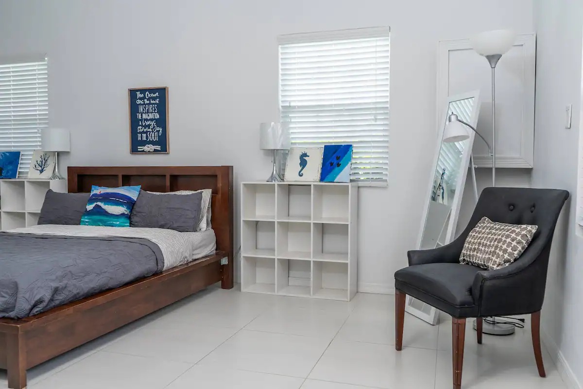 Midland_House's tweet photo. Discover comfort at Midland House, a spacious Grand Cayman Vacation Home. Enjoy family-friendly living with a bunk bedroom, tropical landscape, and an extended wooden deck. Ample parking adds convenience. #CaymanRetreat #FamilyGetaway #VacationEase https://t.co/umhqFnvypH https://t.co/qHi6JT0WMq