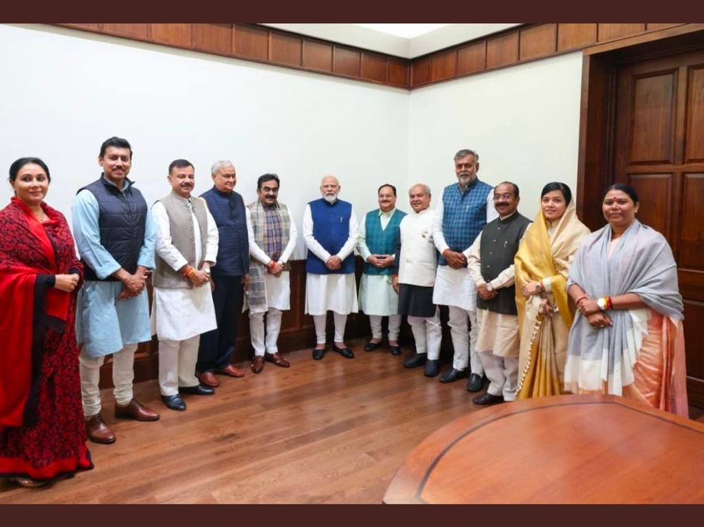 #सवाईमाधोपुर की जनता के आशीर्वाद से विधानसभा चुनाव में प्राप्त विजय के उपरान्त आज राज्यसभा की सदस्यता से त्यागपत्र प्रस्तुत किया। इस अवसर पर प्रधानमंत्री श्रद्धेय श्री नरेंद्र मोदी जी से मार्गदर्शन प्राप्त करने का सौभाग्य मिला, जो अहर्निश सेवा के लिए प्रवृत्त करता है।