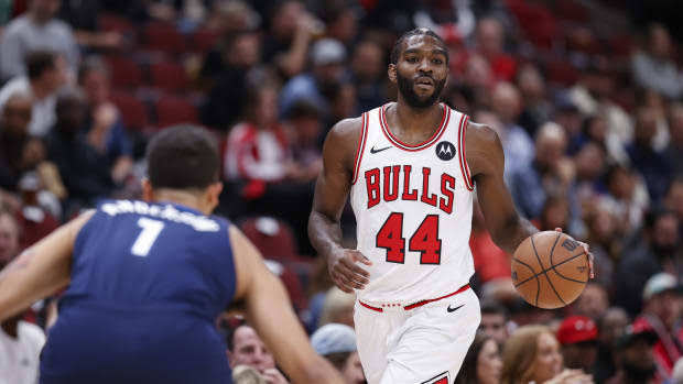 BballWWPickups's tweet photo. With many injuries & rumors floating around #Chicago at the moment, #PatrickWilliams has stepped up!🏀
Last 6 games - 13.7 PTS, 4.8 REB, 1 STL, 0.8BLK & 1.7 3PM!👀
Holding more value in CAT leagues!👍🏼
#BULLS #NBA #NBATwitter #NBAFANTASY #FantasyBasketball #NBAPicks https://t.co/4gFB724MhZ
