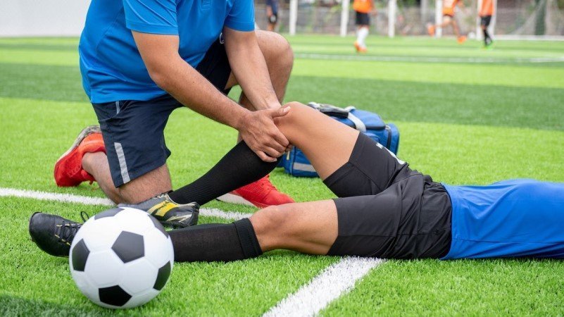 If you're a dab hand with the "Magic Sponge" then this opportunity is for you!

Holmesdale 1956 FC is seeking a First Team Physio to join the staff. This is a PAID role too! 💷

<a href="/SCEFLeague/">Presence & Co. SCEFL League</a> 

If interested please DM us on here or email holmesdalefootballclub@gmail.com