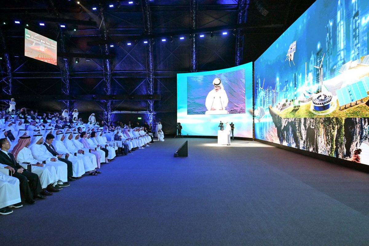 HHShkMohd's tweet photo. أطلقنا بحمدالله أكبر مشروع للطاقة الشمسية المركزة والطاقة الكهروضوئية في العالم في دبي .. المشروع يمتد على مساحة 44 كم مربع وبتكلفة تتجاوز 15 مليار درهم ويضم أعلى برج للطاقة الشمسية المركزة في العالم على ارتفاع 263 متر ويضم أيضا أكبر سعة تخزينية للطاقة الحرارية في العالم .. وسيخفض انبعاثات الكربون بأكثر من 1.6 مليون طن سنويا…

هدفنا 100% من القدرة الانتاجية للطاقة في دبي أن تكون من مصادر نظيفة بحلول 2050 … وهدفنا حياد كربوني كامل بحلول نفس العام .. ونكرر رسالتنا بأننا جادون في الاستثمار في الطاقة النظيفة وجادون في مواجهة التغيرات المناخية وجادون في الحفاظ على البيئة من أجل الأجيال القادمة ..