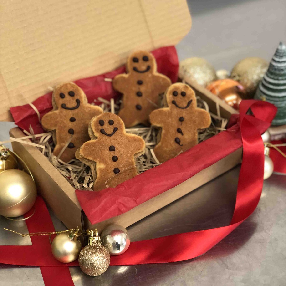 GINGERBREAD MEN WELSH CAKES 🤩🎁🎄

We’ve just put a suuuper limited amount of Boxes of Ginger Bread Men Welsh Cakes online. Look how cute they are! 😍 

Get them while you can! 🎅🏼😋🍪

👇🏼
mamguwelshcakes.com/products/ginge…

#welshcakes #madeinthelandofdragons #welshcakeswithatwist #wales