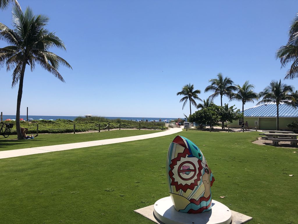4BRPoolHomePomp's tweet photo. Savor leisure in our 4-BR Vacation House near Pompano Beach. Steps from Pompano Beach Municipal Park, it's your gateway to golf, bike paths, and pools. Explore shopping, dining, and the beach just 1.2 miles away. #BeachRetreat #VacationGetaway https://t.co/7WZC1XuK31 https://t.co/nqR50FVEiy