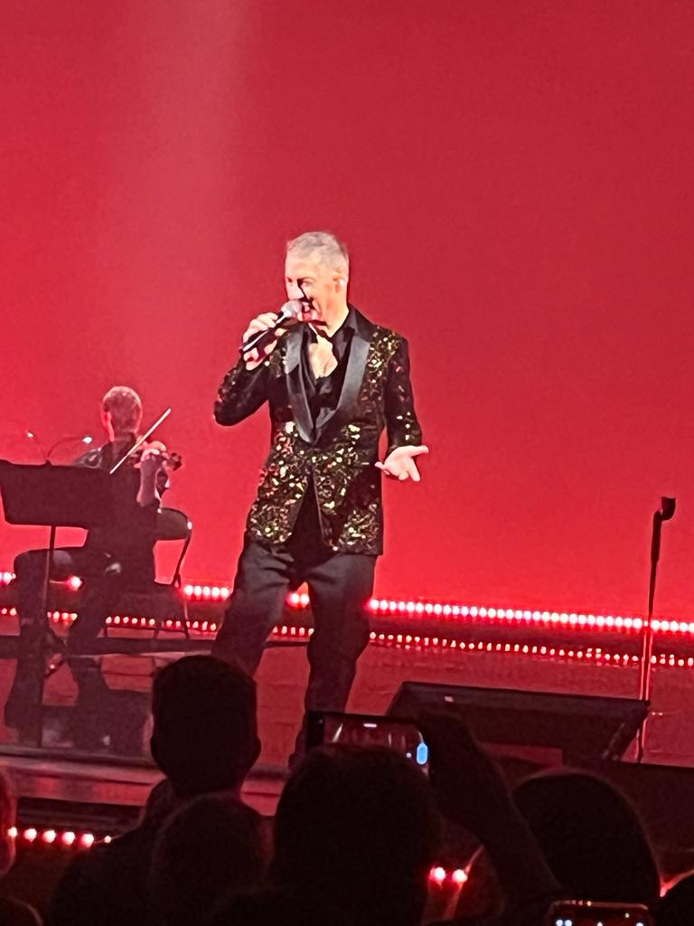 Lesénécal Luc (@lesenecalluc) on Twitter photo Hier soir, j'ai eu le plaisir d'assister au concert de mon ami Etienne Daho à Lille. L'ambiance était électrisante, et le spectacle superbe. Un immense merci à notre meilleur représentant de la scène pop française !
NB : Les musiciens étaient sur scène en pantalons <a href="/saintjames/">SAINT JAMES</a> Hier soir, j'ai eu le plaisir d'assister au concert de mon ami Etienne Daho à Lille. L'ambiance était électrisante, et le spectacle superbe. Un immense merci à notre meilleur représentant de la scène pop française !
NB : Les musiciens étaient sur scène en pantalons <a href="/saintjames/">SAINT JAMES</a>