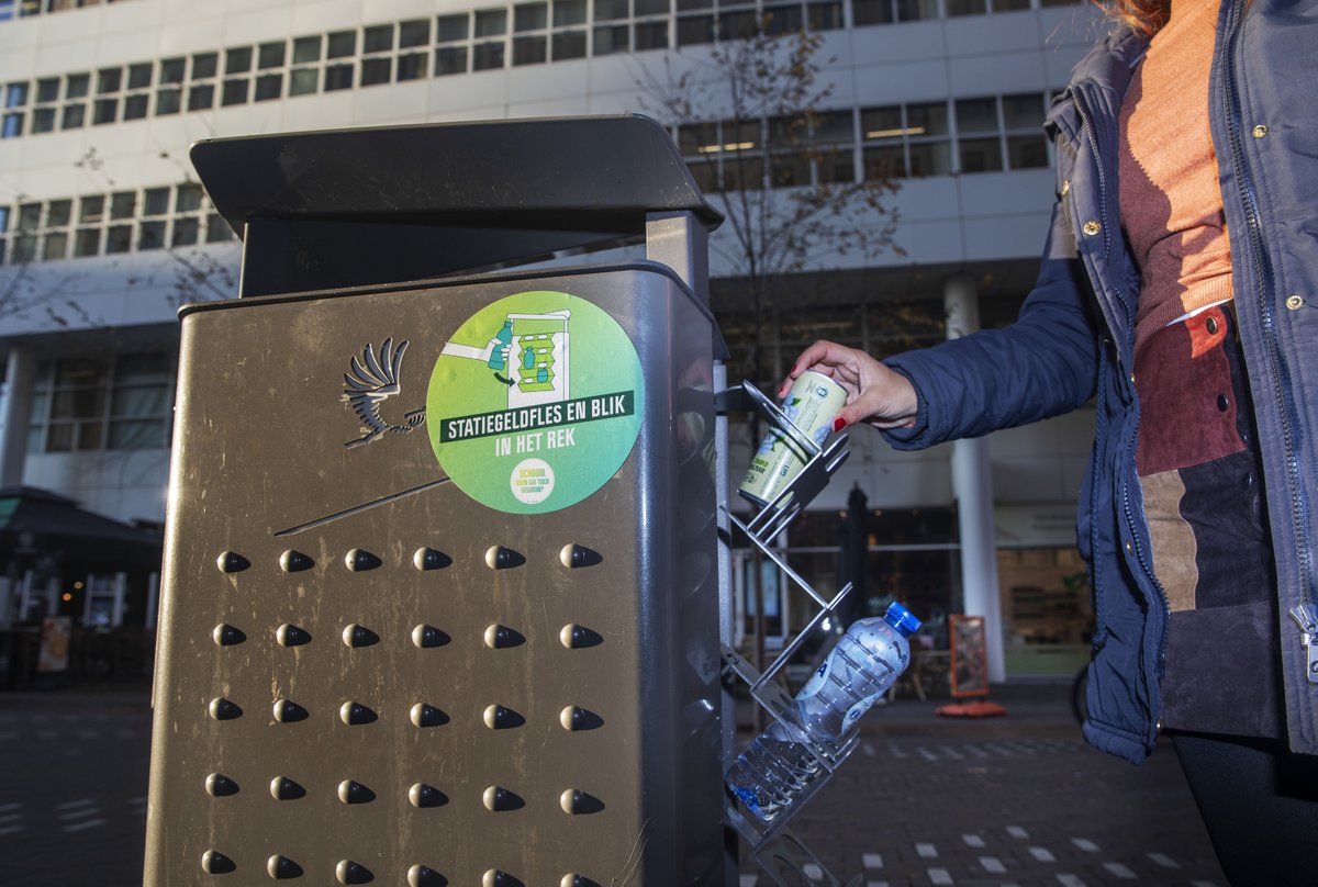 GemeenteDenHaag's tweet photo. Heb jij ze al zien hangen? 🚮 
De komende vier maanden doen we een proef met #doneerrekjes in de binnenstad. Aan 32 afvalbakken hangen rekjes om gemakkelijk lege statiegeldflesjes of -blikjes kwijt te kunnen. 

Benieuwd hoe het werkt? Lees het hier 👇
https://t.co/c1oywiSWUP https://t.co/2UGmJdC2G1