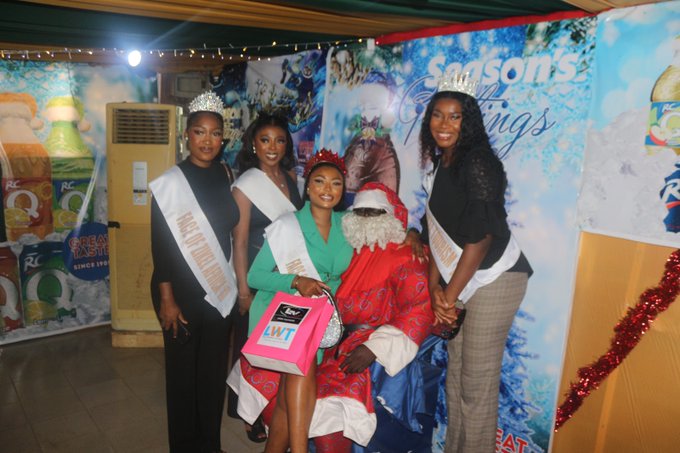 lagostelevision's tweet photo. The Face of Zikel Queens were at the station to felicitate with the management.
The visit also brought synergy. Santa Claus was an amazing host.
#faceofzikel #beautyqueens #lagos #lagostelevision #beaitiful #lwt #beautyqueen #ltvxmasfunfair https://t.co/BSL436mSrR