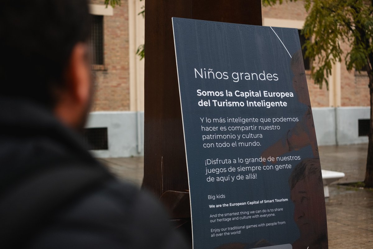 SevillaTourism's tweet photo. 🎲 Miles de personas de todas las edades han jugado a la oca, el parchís, la rayuela, el tres en raya o las chapas en distintos barrios de #Sevilla gracias a #NiñosGrandes, la acción de #creatividad del proyecto #SmartStreets. https://t.co/DGlgI6mKKD