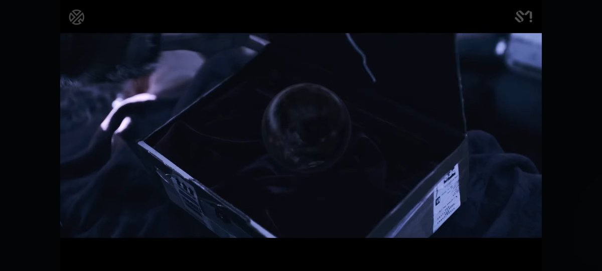 kimmyloey's tweet image. Teori ini semakin di perkuat pada era Obsession tepatnya pada Video Concept Trailer #EXODEUX 

dimana pada video tersebut terdapat gambaran batu yg memiliki ukiran simbol (baru) milik EXO. 

Fans berpendapat jika simbol baru tersebut adalah simbol-