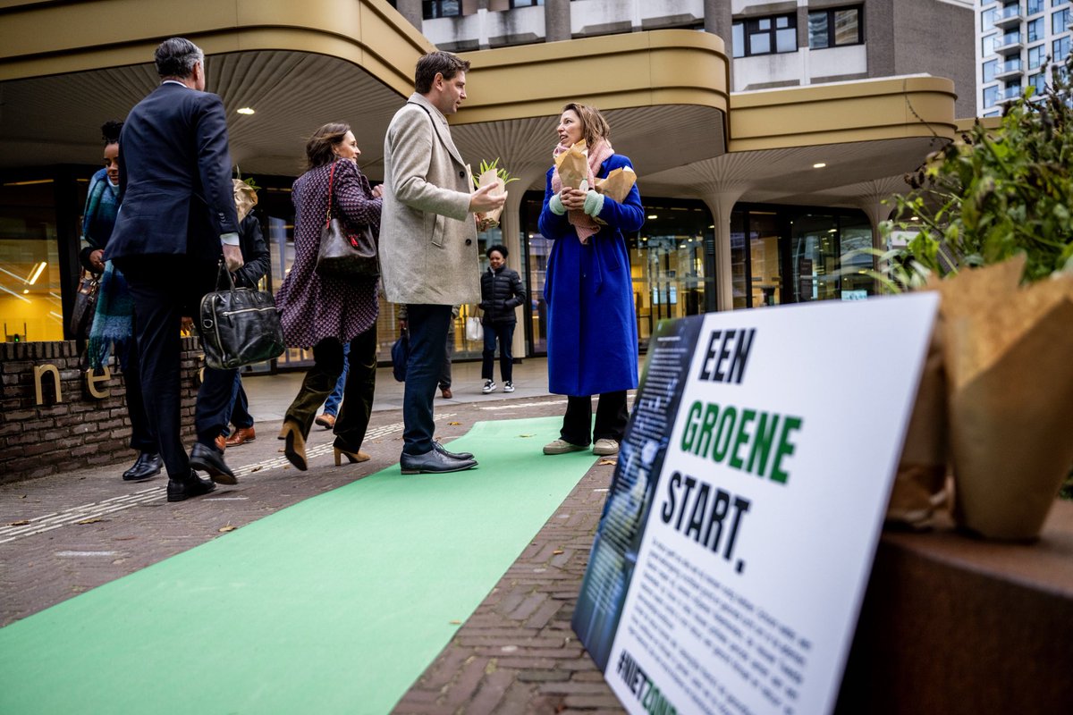Het was een geslaagde actie met veel positieve energie. Veel Kamerleden, waaronder Rob Jetten, Pieter Omtzigt, Christianne van der Wal en Emsah Lahlah liepen over onze groene loper en kregen van ons een biologische Kamerplant. #groenestart #nietzondernatuur