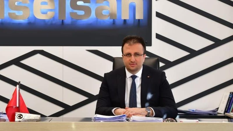 taaardu's tweet photo. 📈 #ASELS ASELSAN/ Ahmet Akyol'dan Önemli Açıklamalar:

%24-26 FAVÖK Hedefi: 🎯 ASELSAN Genel Müdürü Akyol, şirketin bu yıl için %24-26 FAVÖK marjı hedeflediğini belirtti.

Rekor Backlog Seviyesi: 🚀 Akyol, geçen hafta itibarıyla ASELSAN'ın tarihinde ilk kez 10 milyar dolar backlog seviyesini aştığını açıkladı.

Seri Üretime Geçiş: 🏭 Uzun yıllardır yapılan yatırımların seri üretim aşamasına geçtiği bildirildi.

Yüksek Değerli Ürünler: 💡 Kilogram başına 25-30 bin dolar değerindeki ürünlerin üretimine devam edileceği vurgulandı.

Teknoloji Odaklı Yaklaşım: 🔍 Alt teknolojiler ekosisteme devredilerek, yüksek teknolojiye odaklanılacağı belirtildi.

Finansal Performans Beklentisi: 📊 Önümüzdeki dönemdeki bu odaklanmanın finansal sonuçlara olumlu yansıyacağı ifade edildi.

Yüksek Teknolojiye Yoğunlaşma: 🌐 Son dönemde yüksek teknolojilere yoğun bir şekilde odaklanıldığı açıklandı.