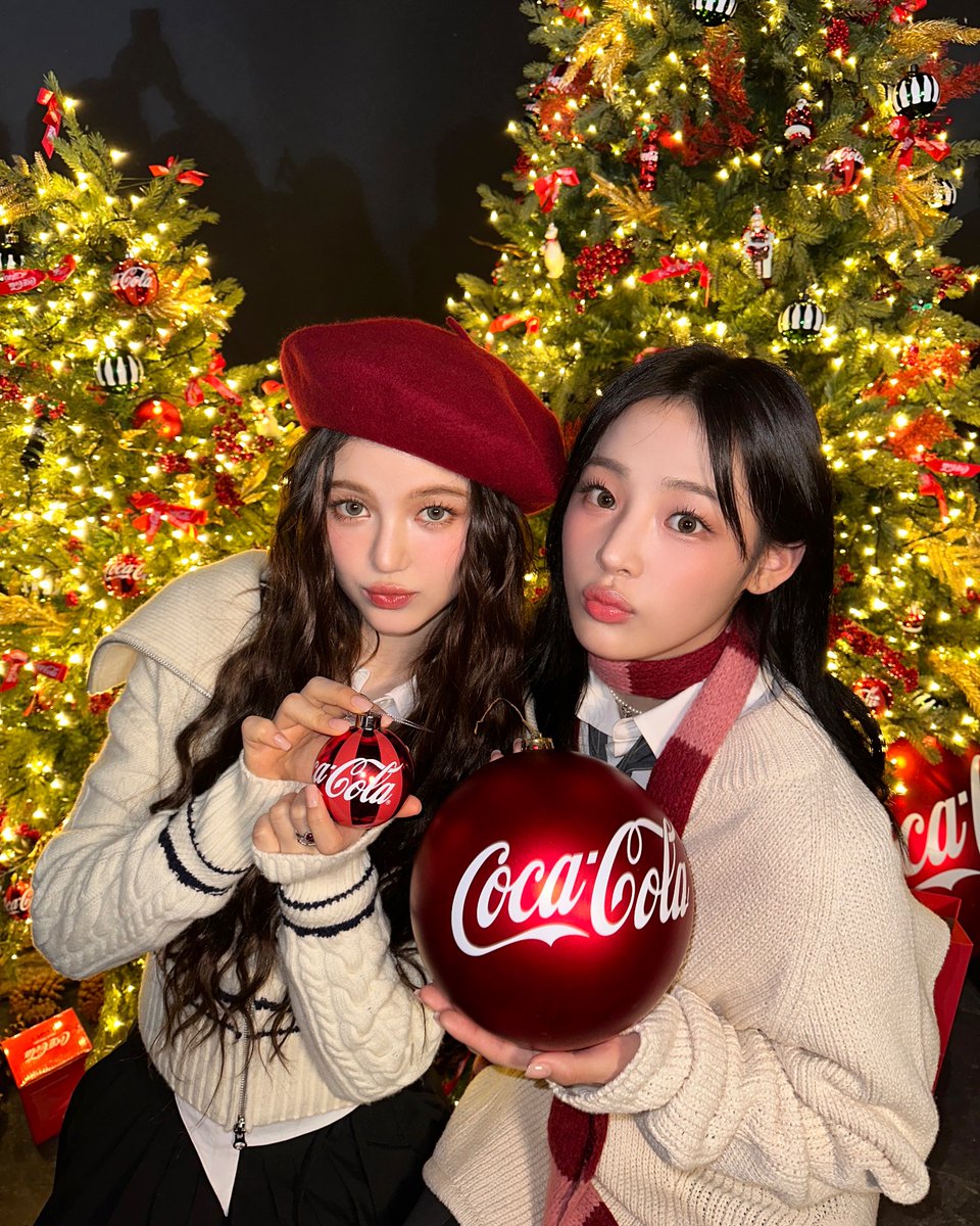 NewJeans_ADOR's tweet photo. 🎄
Happy holidays with #CocaCola

#광고 @CocaCola_Korea 
#happyholidays #RealMagic
#christmas #크리스마스 #코카콜라
#NewJeans #뉴진스 https://t.co/cGyaIWkbXn
