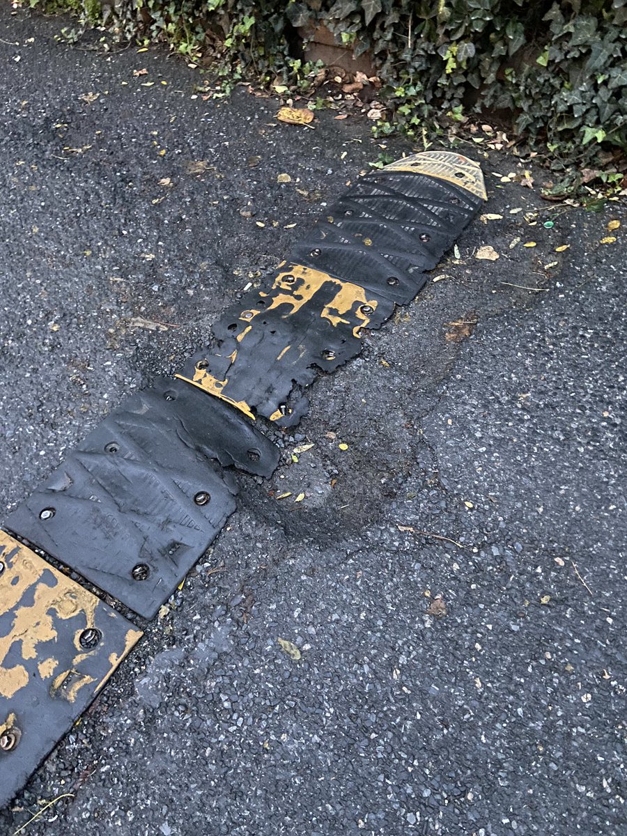 Yeniköy Çelebi Deresi Sokak delik deşik yolu tamir edip kör noktalara ayna koymak ne kadar zor değil mi ? <a href="/SariyerBelediye/">Sarıyer Belediyesi</a> @SukruGENCBaskan