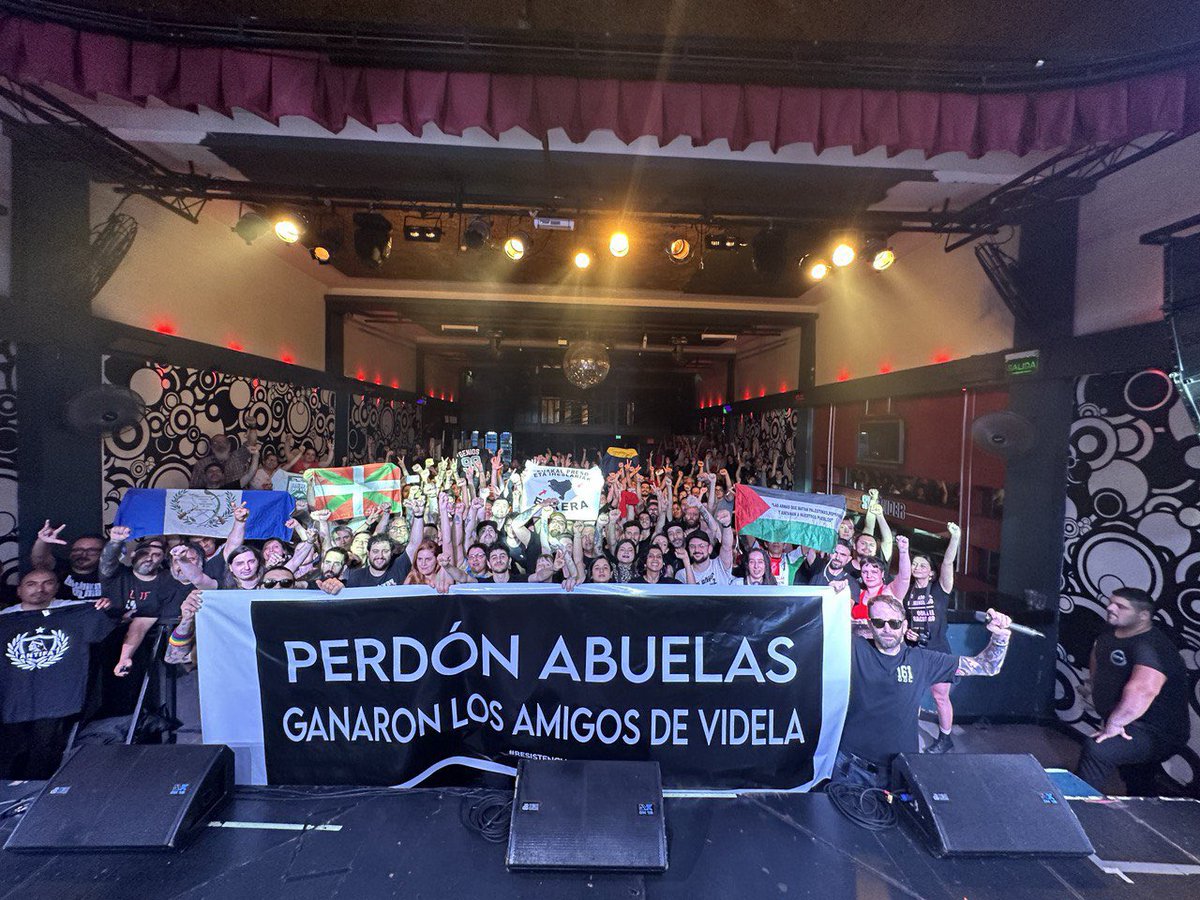 chikosdelmaiz's tweet image. Hasta siempre Argentina. Tremenda noche en Buenos Aires. Gracias por todo. 

A resistir. Por las abuelas.

Despedimos así una gira increíble con 5 países, 8 conciertos y miles de kilómetros. 

#LatamTour23 
#LCDM