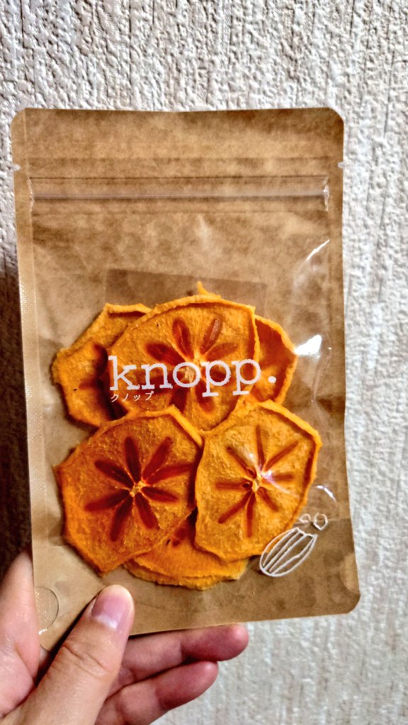 nanana_na_o's tweet photo. #マルート の #knopp. さんで塩バナナチップスと富山県産柿のドライフルーツとプレミアム黒トリュフ塩ナッツを買ってきた。
ナッツとバナナは試食して美味しかったから即決。
柿も富山のでおいしそうだった。
小腹がすいたからバナナチップス食べちゃおう🍌
#富山のおみやげ https://t.co/gJty1BGI6K