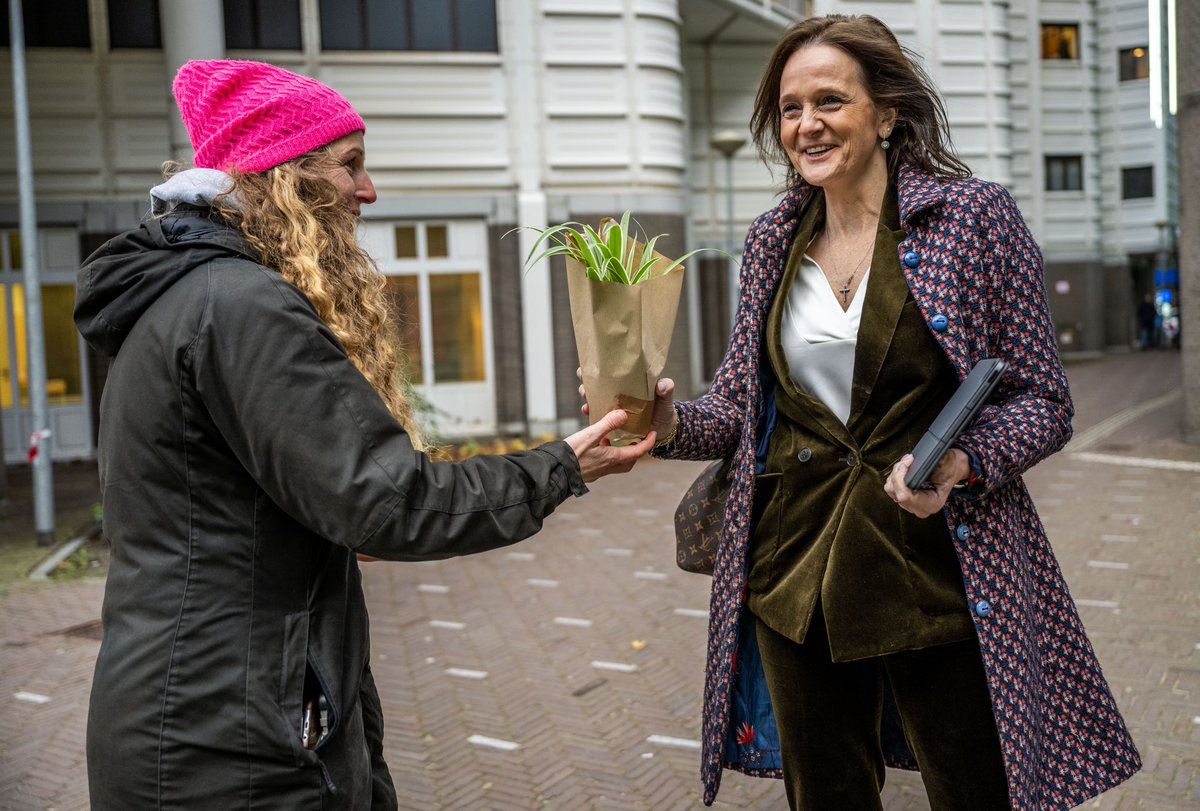 Alle Tweede Kamerleden kregen vandaag bij hun installatie een kamerplant aangeboden om hen een ‘groene start’ toe te wensen🪴90 organisaties van bouwbedrijf Heijmans tot de ANWB samen met de natuur- en milieuorganisaties zeggen hiermee: #nietzondernatuur landschappen.nl/nieuws/kamerpl…