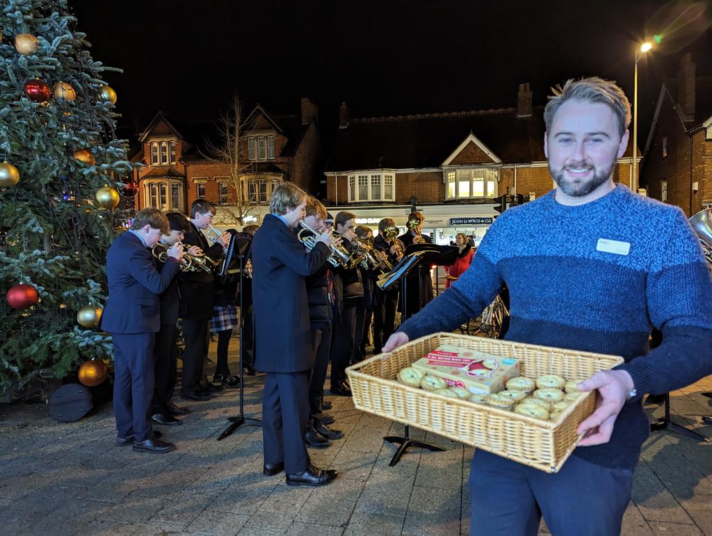 Thank you to @TeddiesOxford &amp;@marksandspencer #summertown #oxford for the beautiful brass band carol music &amp; mince pies at the Christmas light switch on supported by <a href="/SuStMF/">Summertown & St Margaret's Forum</a> and with <a href="/HelenAndDouglas/">Helen & Douglas House</a> doing the count down and Nicholas Hardyman organising the event!