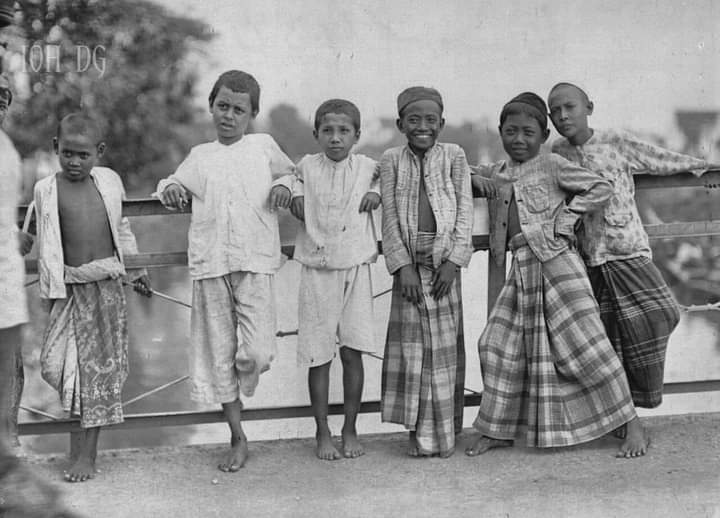 Jongens te Soerabaja
Vervaardigingsjaar : 1918
Potret sekelompok anak² di Surabaya (diatas sebuah jembatan)...foto sekitar tahun 1918
(KITLV)
#TempoDoeloe