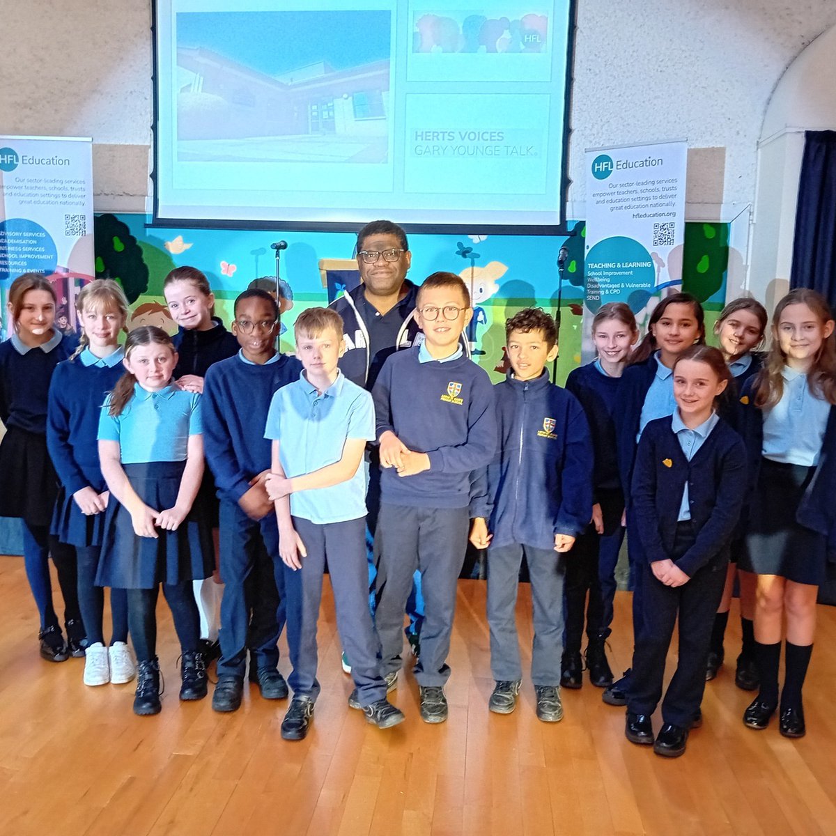 HFL_Education's tweet photo. Last week, @garyyounge visited @PeartreeSpring as part of our Herts Voices programme: https://t.co/1eCGlZ7yLy Thank you, Garry, for sharing with children the important message that life isn't just about working hard; finding joy in what you do is equally important. #HertsVoices https://t.co/o4YeVjXWsF