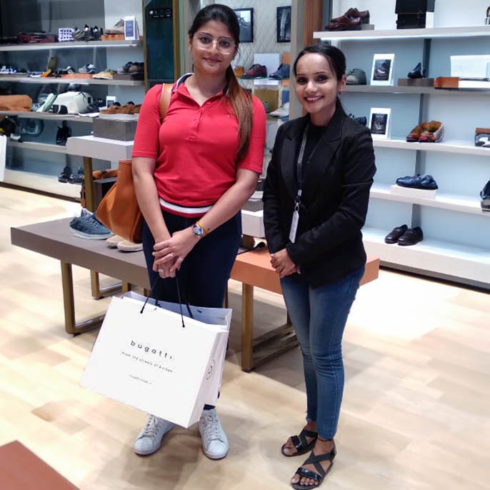 Thank you #GayatriJadhav , for walking into our Pune store and taking home a pair of stunning pair of shoes. Looking forward to your next visit.

#bugattishoes #storevisit #celebrity #celebvisit #punestore #shopping #actress #stunningshoes #PhoenixMallOfTheMillennium