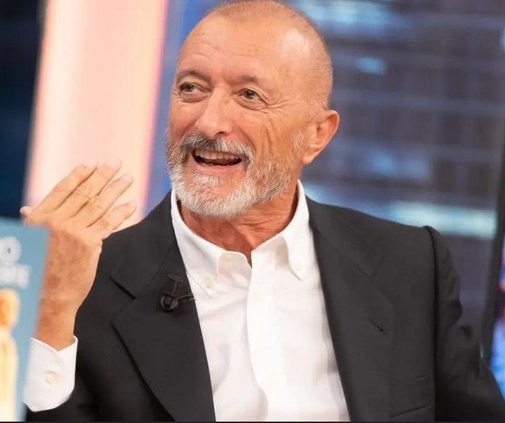 El último intelectual que queda en España. Pese a quien le pese.
Los infames y los ignorantes le critican,pero <a href="/perezreverte/">Arturo Pérez-Reverte</a> es de las pocas personas que quedan aqui que ponen los pies sobre la tierra. Y que dice las cosas como son,sin adornos.
Grande Don Arturo.