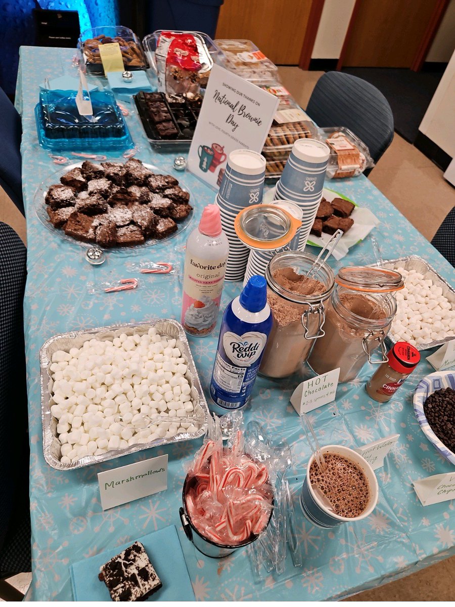 hcpss_ees's tweet photo. Thank you to our fourth grade families for setting up this lovely display for National Brownie Day yesterday! 😍 #grateful #thankf https://t.co/DZqvoh93y6