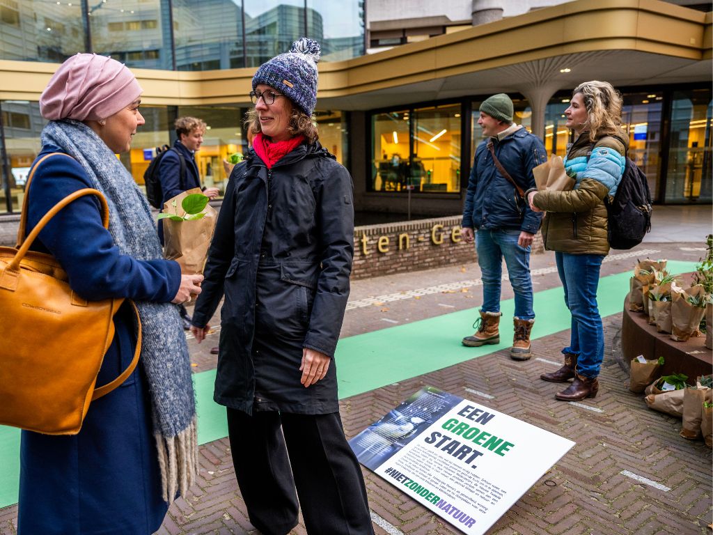 💚 Een groene start bij de installatie van de nieuwe Tweede Kamerleden vandaag. Zij krijgen kamerplanten aangeboden namens 90 organisaties. Want we kunnen #nietzondernatuur.

Lees hier meer: natuurenmilieufederaties.nl/nieuws/kamerpl…

#groenestart #toekomst #TweedeKamer #Kamerleden
