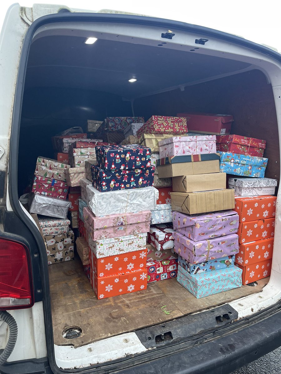 So happy to be able to take part in the shoebox initiative with <a href="/teams4u/">Teams4u</a>, helping donate processions to those less fortunate over Christmas. 🎄

Big thanks to all of U32 for taking part, especially <a href="/ven_connelly/">ven</a> and <a href="/FreyaMitchERAC/">Freya Mitchell</a> for taking the lead.