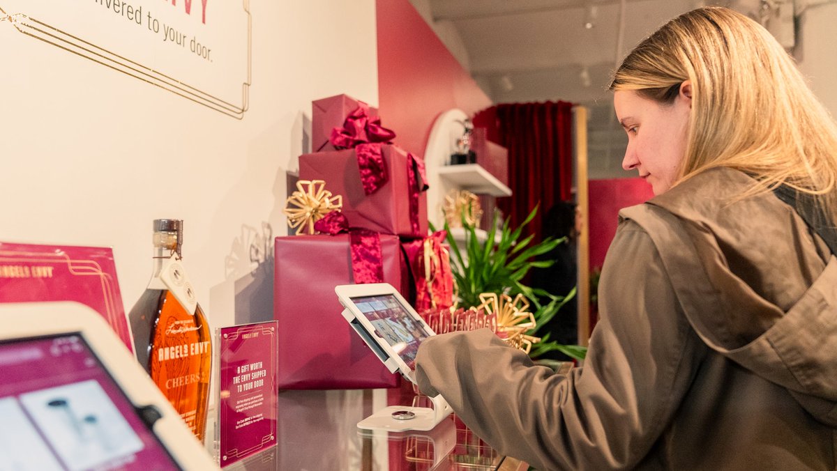 .<a href="/Angels_Envy/">Angel's Envy</a> and <a href="/InvisibleNorth_/">Invisible North</a> ring in the holiday season with AI-infused shopping experience in NYC. hubs.la/Q02c6DYQ0