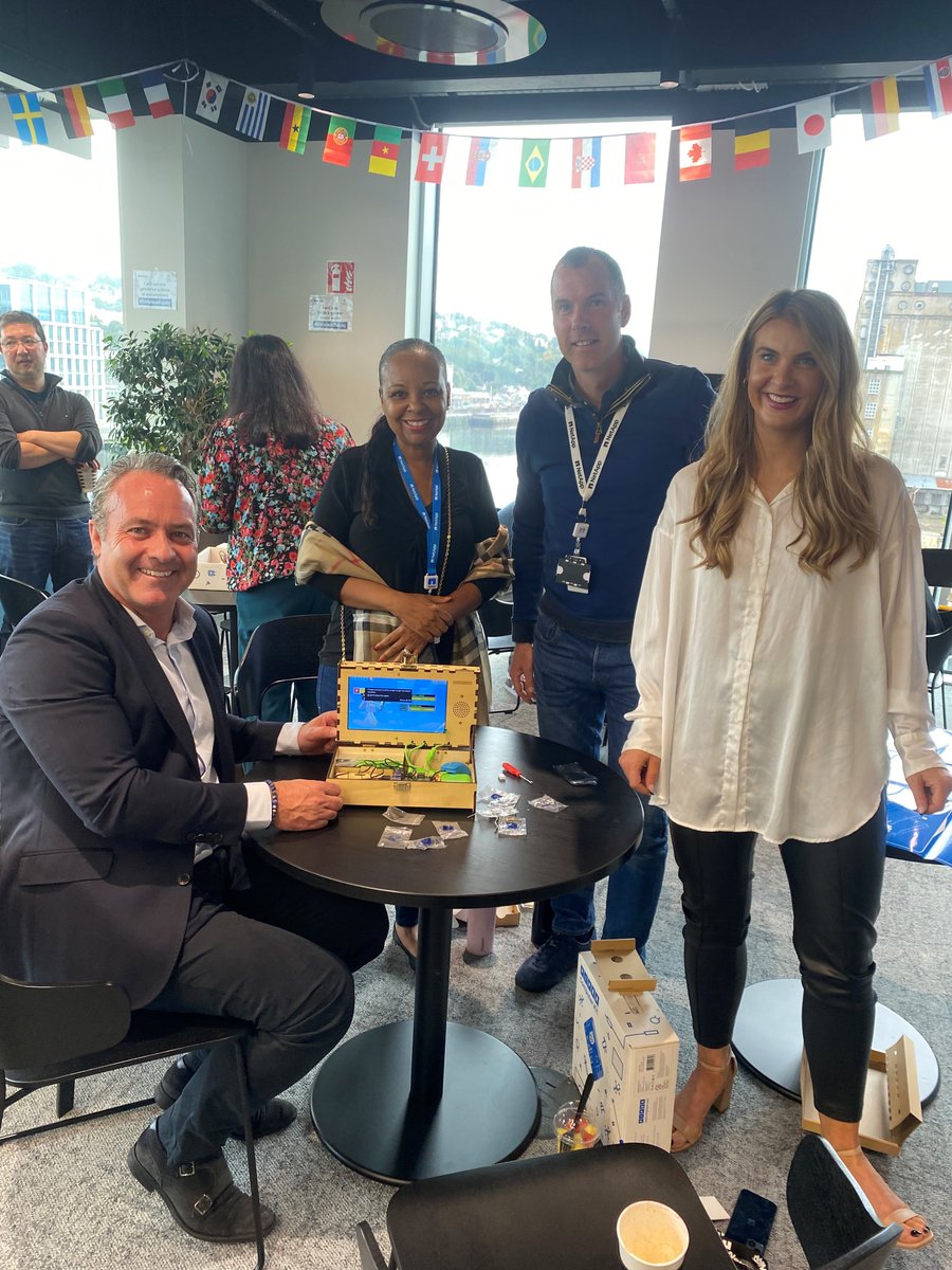 LifeAtNetApp's tweet image. The best way to cultivate a culture of giving is leading by example. During a visit to our Cork, our International Headquarters, our exec leadership team &amp;amp; employees volunteered to build 6 Piper computers for the Irish national youth charity @Foroige

#NetAppServes #LifeatNetApp