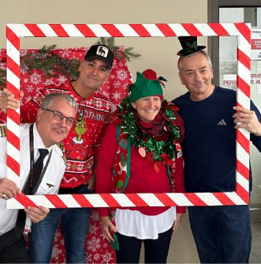 Quelle journée incroyable avec @JazzAviationLP et l'équipe Batshaw!

49 enfants ont vécu une aventure magique en rencontrant le Père Noël en personne lors d'un vol spécial en jet CRJ200 de Bombardier. 

Des rires, des sourires, et des souvenirs inoubliables pour tous.

 Un merci