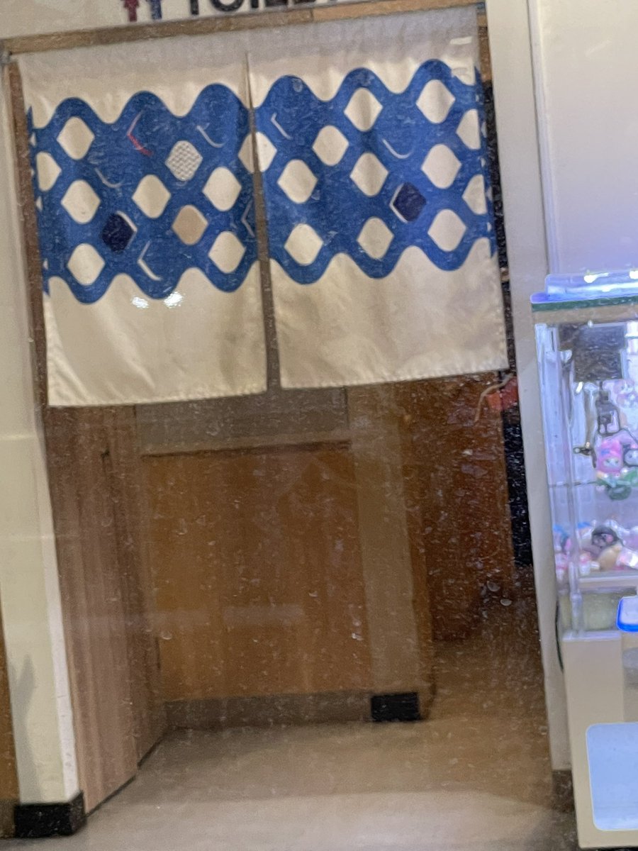 かっぱ寿司のトイレ前の暖簾が汚くてくぐって通ったわちなみに3週間前も同じ状態だった