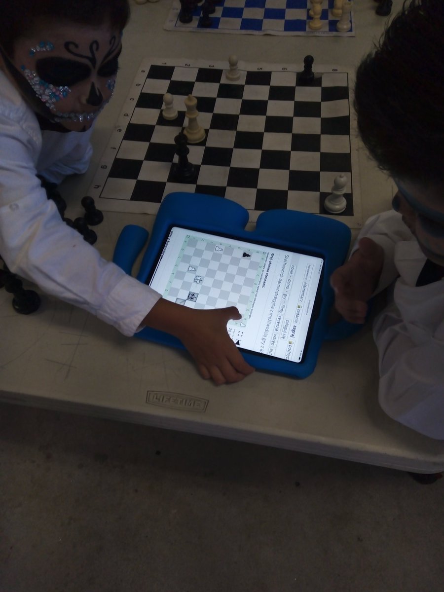 Leonard0gara's tweet photo. Analizando una partida de ajedrez con su iPad, los chicos de 1ero de primaria usan su creatividad y estudian las variantes para una excelente práctica del mejor deporte AJEDREZ #appleteacher #AppleDistinguishedSchool #somosCSB #deportesCSB https://t.co/Zf823susHh