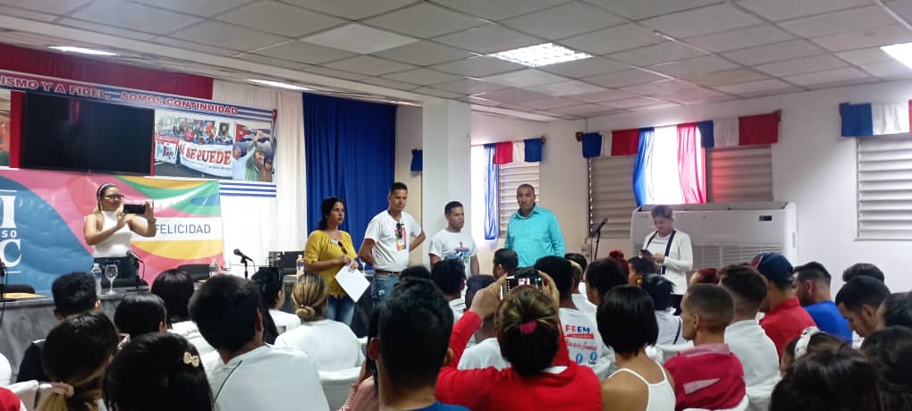 En el trabajo en comisiones los jóvenes debaten con profundidad y alegría y felicitan a la FEEM en su 53 aniversario #IslaDeLaJuventud #SentirPinero #SíSePuede #PorUn26EnEl24