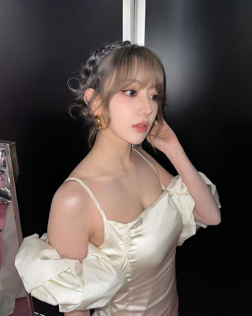 Draped in the ethereal elegance of a pristine white dress, I adorned the halls of the MAMA awards with an air of majestic poise. Adorned in attire that whispered of timeless beauty and sophistication, I felt like a modern day aphrodite, exuding an aura of divine allure.