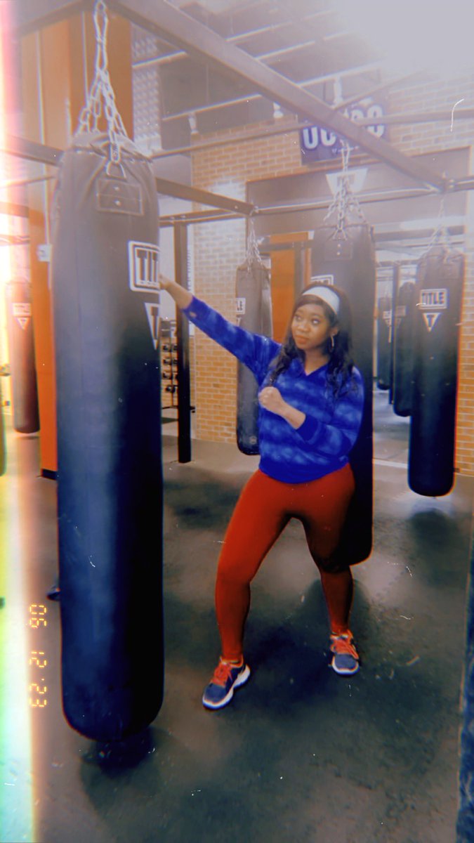 SimoneJamesonTV's tweet image. I found something I may love more than axe throwing. 🪓😅

Was pleased to report I killed it at @titleboxing 🥊. 
A special thank you goes to @CourtReportKing for dragging me out to throw some jabs. 👊🏽 
Another one ☝🏾💅🏾 . 

#ironfist #takeitoutonthebag #boxingworkout