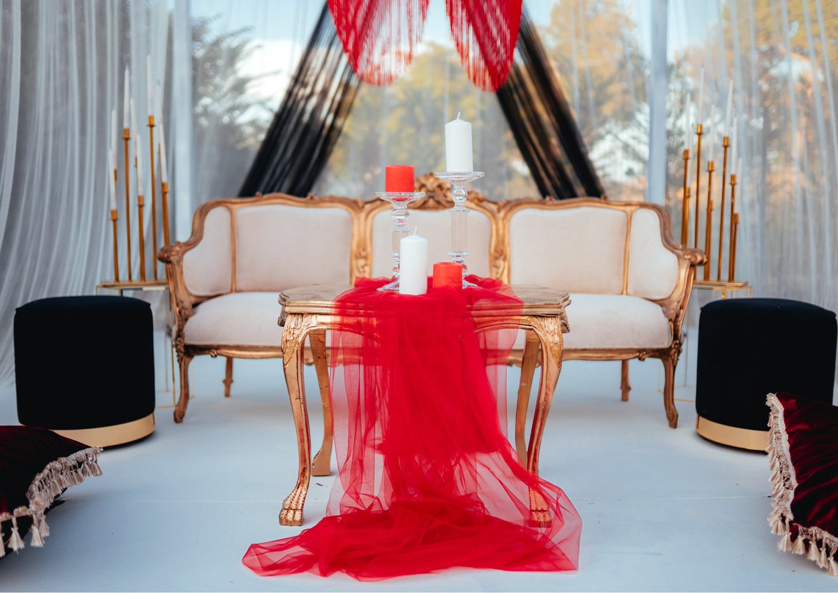 Modern kına geceleri, daha çağdaş bir atmosfere sahiptir. Bu tür kına gecelerinde, farklı renklerin ve dekorasyonların kullanıldığı daha özgün bir konsept oluşturulabilir. Modern kına geceleri, genç çiftler tarafından tercih edilir.

dugunolsun.com