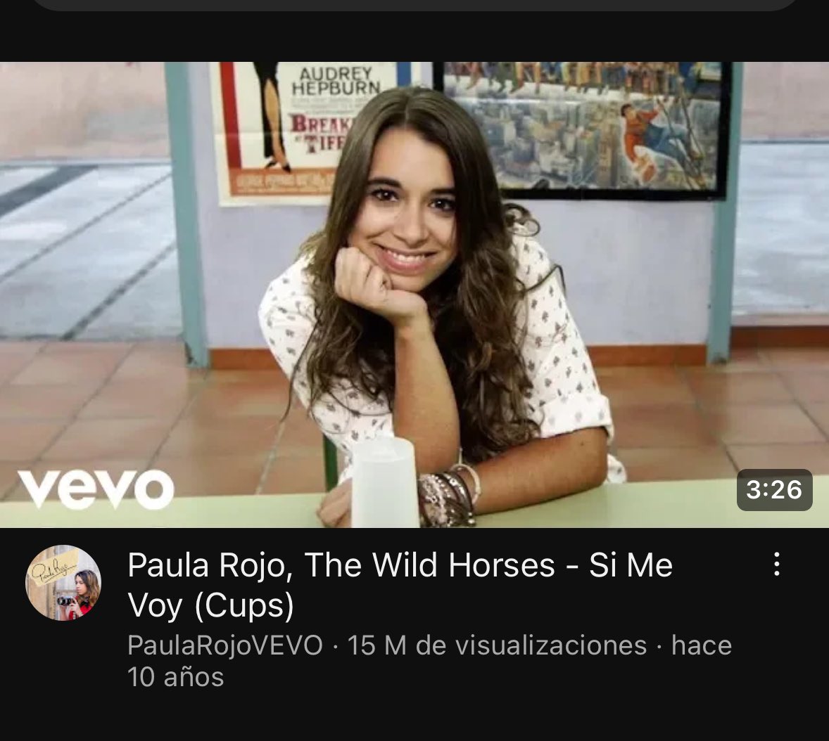la gente no se acuerda pero antes en vez de bailes de tiktok aprendiamos a mover un vaso al ritmo de una cancion 😭😭😭😭