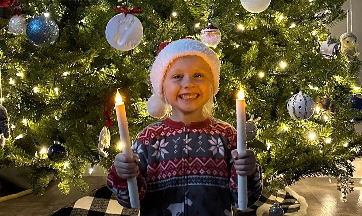 Winry is proving that battery-operated candles still give a festive glow to your home. Still, even battery-operated candles or lights should be turned off before you go to bed or leave home.
Thanks, Winry, for the adorable reminder!
#Shriners #HolidaySafety #BurnPrevention #Kids