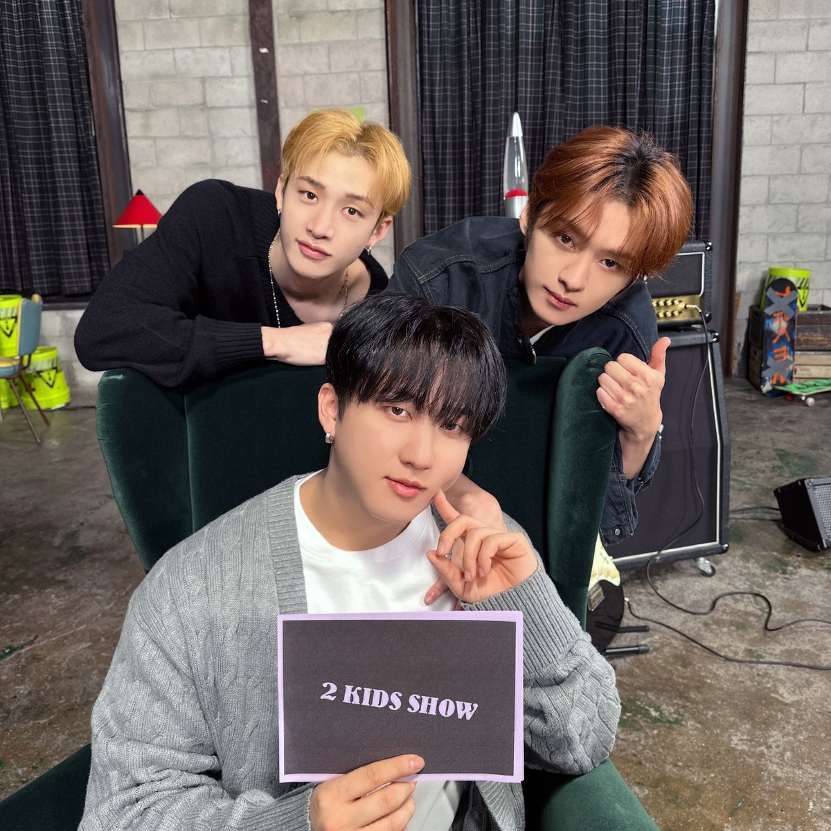 Stray_Kids's tweet photo. [SKZ-BEHIND📸]

MC 창빈과 투키즈쇼를 찾아온 오늘의 주인공🤗
스키즈의 든든한 🐺맏형즈🐰

#StrayKids #스트레이키즈
#방찬 #BangChan
#리노 #LeeKnow
#창빈 #Changbin 
#2KidsShow #투키즈쇼
#YouMakeStrayKidsStay https://t.co/tYt8Ouwziz