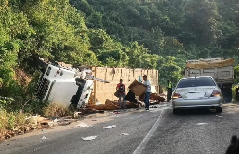 InforTvenezuela's tweet photo. Una Gandola cargada de refrescos de la marca "Sun Cola" se volcó cerca de Arapo en la Carretera Cumaná- Puerto La Cruz,estado Sucre.
Por supuesto, de las toneladas de refrescos que llevaba, la comunidad de esos sectores aledaños y personas que circulaban no dejaron ni las tapas. https://t.co/xh1QHnVkL4