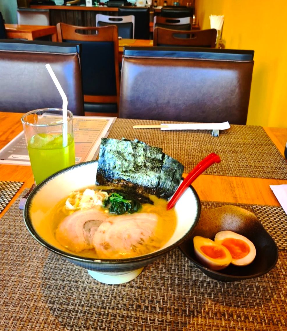 white_bite_237's tweet photo. 友だちのラーメン屋が移転新店オープンいたしました！
私もロゴ、メニュー表のお手伝いしています！タイに寄られた際はぜひご来店くださいませ！

私にご連絡いただければ(オンラインでの)ご案内、料理にサービスもできますので、タイへのご旅行ご検討の方は、ぜひともです🙇🙇🙇

#Thailand 
#ramen https://t.co/mUT1eztbjs