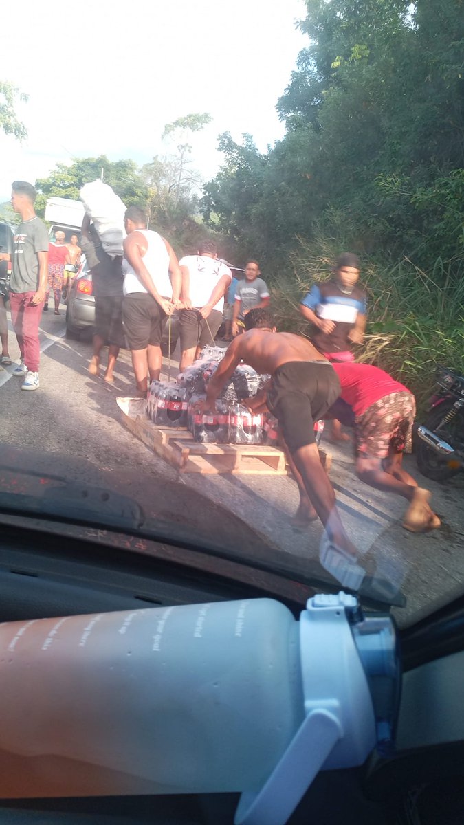 InforTvenezuela's tweet photo. Una Gandola cargada de refrescos de la marca "Sun Cola" se volcó cerca de Arapo en la Carretera Cumaná- Puerto La Cruz,estado Sucre.
Por supuesto, de las toneladas de refrescos que llevaba, la comunidad de esos sectores aledaños y personas que circulaban no dejaron ni las tapas. https://t.co/xh1QHnVkL4