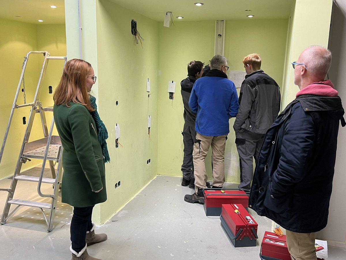 YannickKratz's tweet photo. Semaine des lycées pro. :  Visite des plateaux techniques MELEC par les professeurs principaux des collèges du bassin. https://t.co/1trnqNduy8