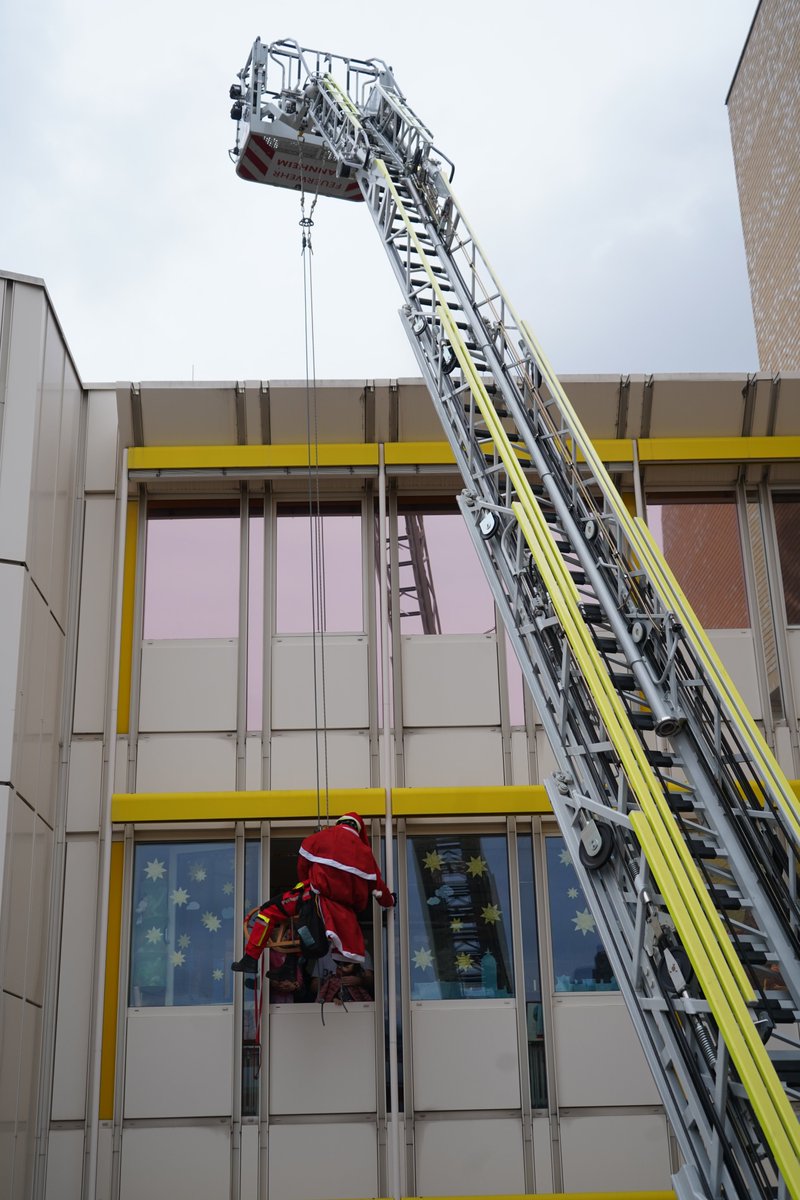 Feuerwehr Mannheim (@fwmannheim) on Twitter photo Ho ho ho, euch allen einen schönen Nikolaustag! <a href="/unimedizinma/">Universitätsmedizin Mannheim</a> #SRHT #Feuerwehr #Mannheim Ho ho ho, euch allen einen schönen Nikolaustag! <a href="/unimedizinma/">Universitätsmedizin Mannheim</a> #SRHT #Feuerwehr #Mannheim