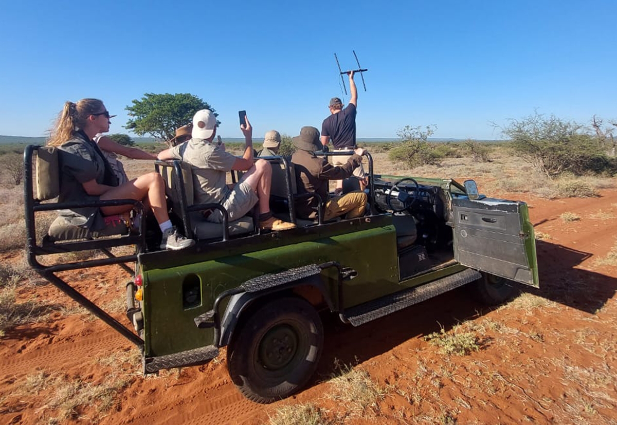 EcoTraining's tweet image. The students were invited to accompany the rhino monitor and learn how to operate the telemetry. As a result, they were able to track down rhinos successfully. 🦏🦏

📸 Credit: Richard Davis

#EcoTraining #rhinos #conservation #nature